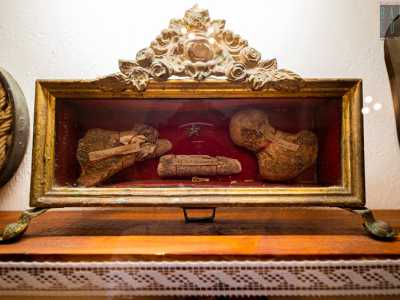 Risalente al 1709 fu sede dei battesimi delle antiche famiglie proprietarie e custodisce in una teca di vetro tre reliquie appartenenti a Santa Speciosa di Pavia, a San Mansueto da Milano e a San Giustino, filosofo e padre della Chiesa